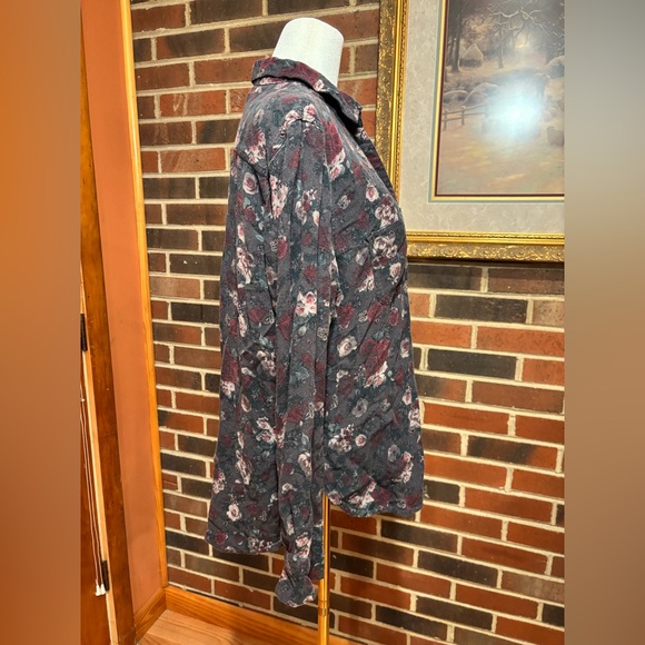 Rock Republic dark grey with floral design. V neck button up top size XL - Picture 4 of 10